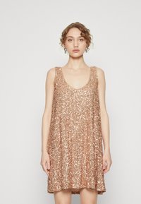 Never Fully Dressed - RUBY - Cocktailjurk - gold Miniatuurafbeelding 1