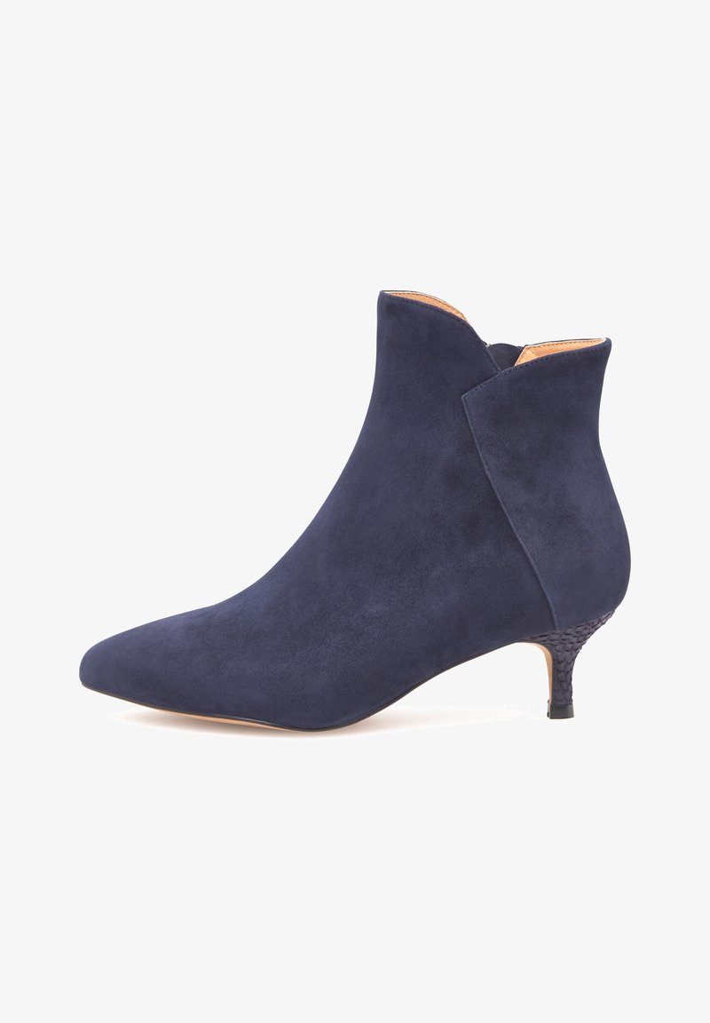 Bottine en daim bleu marine avec bout pointu et petit talon kitten texturé, ouverture latérale inclinée et doublure intérieure beige.