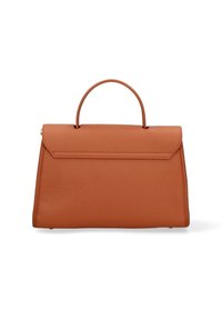 Borsa a mano in pelle marrone con una forma strutturata, manico superiore e chiusura a pattina. Presenta una superficie texturizzata e hardware minimale.