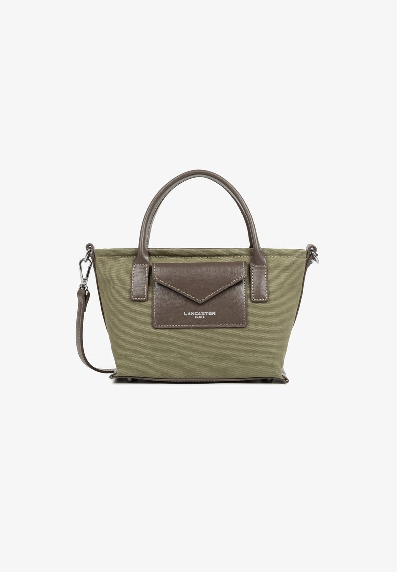 Groene canvas handtas met bruine leren accenten; voorzien van een kort handvat en een afneembare schouderband. Heeft een voorzak en een merkdetails.