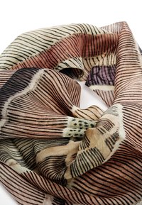 Sciarpa leggera con una combinazione di linee verticali nere e marroni su uno sfondo beige, con tocchi di rosa tenue e dettagli in stampa animale.