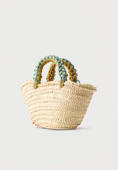 Πλεκτή καλάθι από ψάθα με στρογγυλεμένο σχήμα και δύο κοντές λαβές τυλιγμένες με κορδόνι μακραμέ σε πράσινο και μουσταρδί χρώμα.