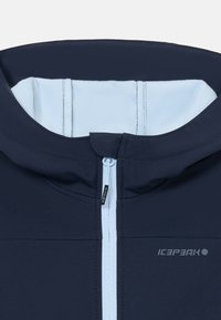 Giacca blu navy con cappuccio, dotata di una cerniera bianca, fodera interna morbida e logo "ICEPEAK". Tessuto liscio e leggero con un design semplice.