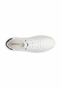 Baskets de tennis blanches avec semelle plate, tige en cuir lisse et accent bleu marine au col. Comprend six œillets pour les lacets et une semelle intérieure avec marque.