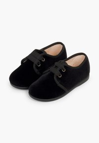 Scarpe in velluto nero con punta arrotondata, dotate di lacci in raso nero, texture morbida e suola in gomma bassa.