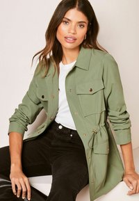 Lipsy UTILITY REGULAR FIT - Leichte Jacke - khaki green