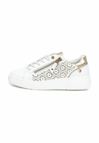 Zapatilla blanca con patrones florales cortados a láser, detalles dorados en la parte trasera y cremallera, con una suela gruesa de goma blanca.