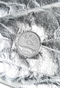 Strieborná metalická kabelka s krčkovou textúrou a okrúhlym logom s nápisom "JOOP! JEANS." Povrch výrazne odráža svetlo.
