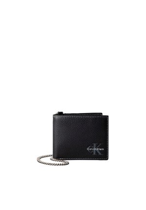 Zwarte gestructureerde leren Calvin Klein portemonnee met witte stiksels en een aangehechte zilveren ketting op een witte achtergrond.
