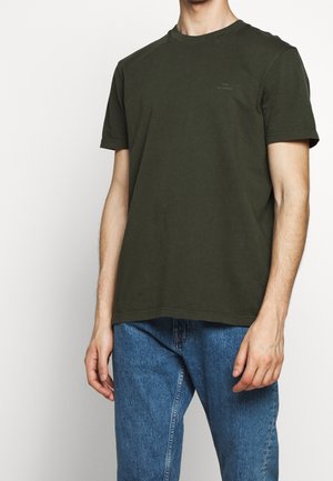 Mørkegrøn bomuld T-shirt med klassisk rund halsudskæring og korte ærmer; har en lille logo på venstre brystområde.