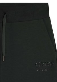 Pantalones deportivos verde oscuro con cintura acanalada, cordón ajustable y el logo brillante "FREDDY" en el frente, con una textura suave.