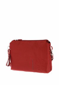 Pochette poignet rectangulaire rouge en tissu texturé, fermeture éclair et bandoulière détachable avec texte de marque.