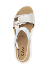 Ploché sandály s více pásky v stříbrné, zlaté a béžové barvě. Mají zlatou sponu a polstrovanou béžovou stélku.