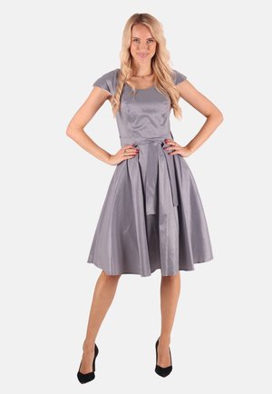 Grau-weiß gestreiftes Kleid mit kurzen Ärmeln, tailliertem Oberteil und schwingendem Rock. Mit einem Bund zum Binden in der Taille und einer glatten Textur.