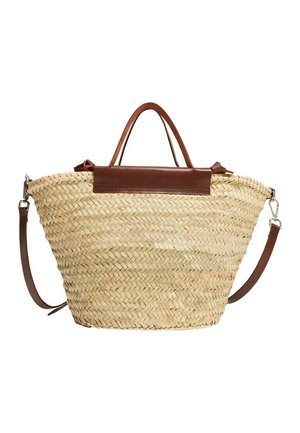 Stråtaske med vævede håndtag i brunt læder og aftagelig skulderrem, bred top og struktureret rektangulært form.
