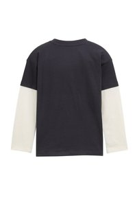 Camicia a maniche lunghe blu navy scuro con maniche crema chiare, scollatura rotonda e vestibilità morbida. Realizzata in cotone, presenta una texture liscia e morbida.