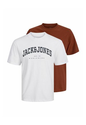 Två T-shirts: en vit med svart text "JACK&JONES EST. 90 WORLDWIDE," den andra i helbrun färg. Båda har korta ärmar och rund halsringning.