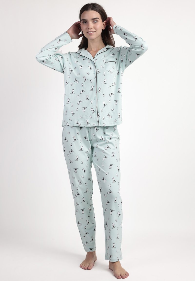 Conjunto de pijama azul claro con un diseño estampado de pequeños pingüinos, compuesto por una parte superior abotonada y pantalones con cintura elástica. Material de algodón suave.