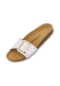 Sandal in pelle bianca con una larga fascia e dettaglio della fibbia dorata, soletta in sughero color tan e suola flessibile color tan.