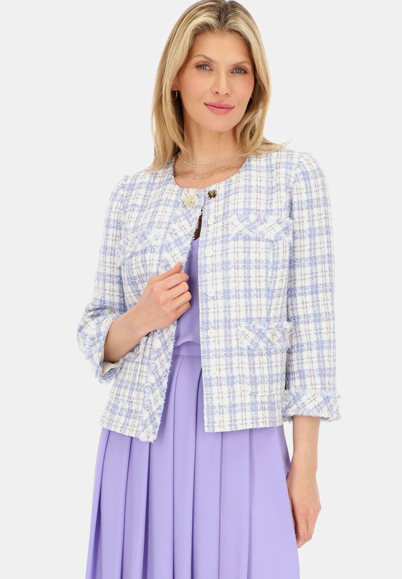 Tweedowa kurtka w pastelowym niebieskim i białym kolorze z teksturowanym wzorem, skrócony fason, cztery kieszenie i kwiatowe guziki, zestawiona z lawendową sukienką.