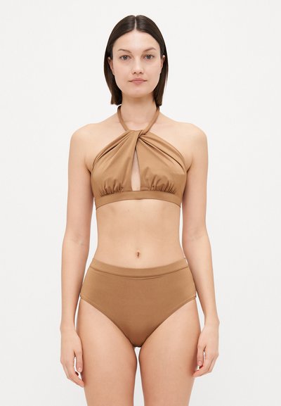 Smeđi bikini set koji se sastoji od topa s halter vratom s zavijenim dizajnom i detaljem u obliku ključanice, uparen s visokim donjim dijelom u istoj boji.