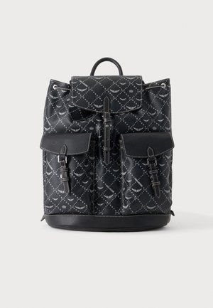 Sac à dos en cuir noir à motifs avec deux poches avant à boucle et une poignée supérieure, présenté sur un fond clair uni.