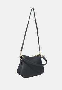 Borsa a spalla in pelle nera con forma curvilinea, dettagli in hardware dorato, chiusura con zip e tracolla rimovibile e regolabile.