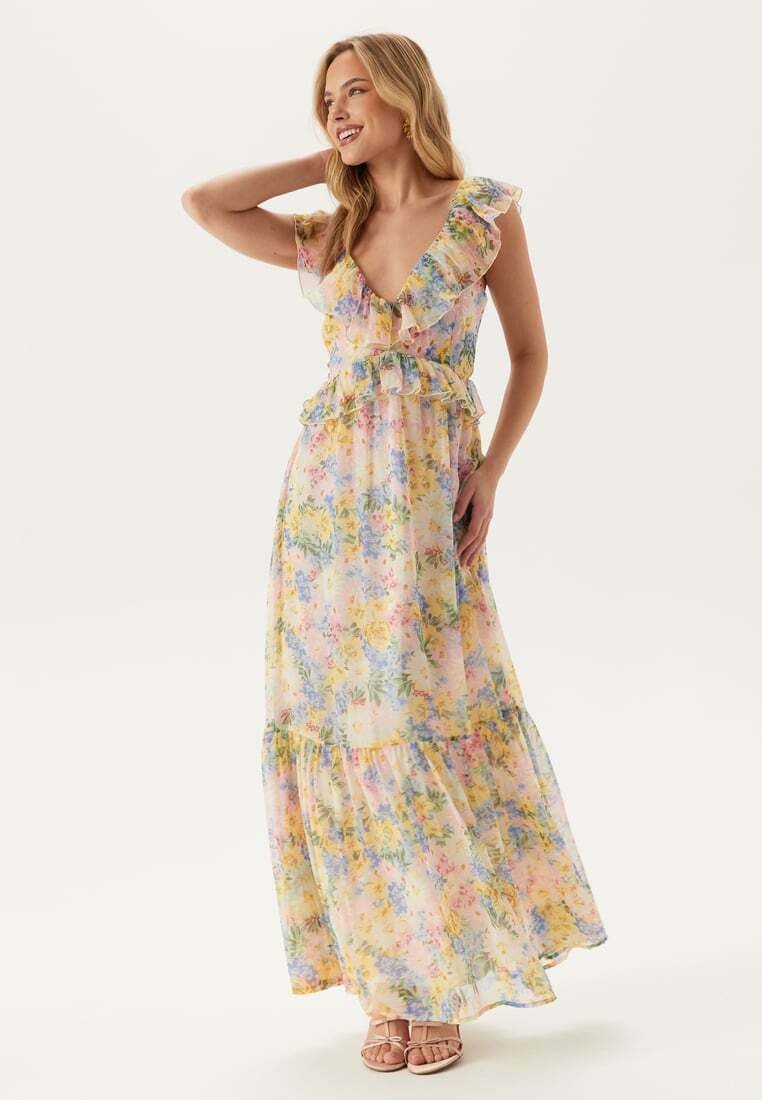 Maxi kjole lavet af letvægtsstof, der har et blomstermønster i pastelfarver, flæseærmer, en tætsiddende talje og en lagdelt kjoledesign.