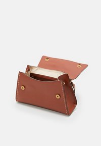 Guess STEPHI HANDLE FLAP - Sac à main - braun