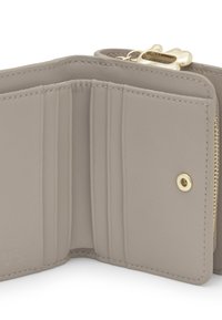Cartera de cuero gris claro abierta que muestra seis ranuras para tarjetas y un compartimento con botón a presión con detalles en metal dorado.