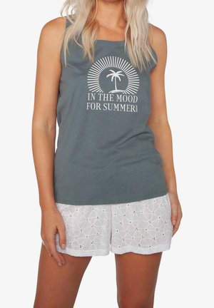 Débardeur gris avec texte blanc "IN THE MOOD FOR SUMMER" et motif de rayons de soleil, associé à un short blanc avec motif floral en broderie anglaise.