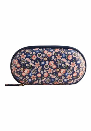 Neceser ovalado azul marino con cremallera y patrón floral en rosa y blanco, pequeño tirador de cremallera en el lado izquierdo, textura suave.