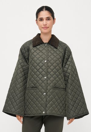 Quilted grüne Jacke mit einem braunen Kordkragen, weiten Ärmeln, Druckknöpfen und zwei Vordertaschen. Glatte Oberfläche mit einem Rautenmuster.