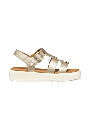 Sandalo da donna in oro metallizzato con tre cinturini, chiusura a fibbia, soletta imbottita e suola bianca spessa.