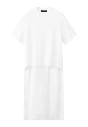 Witte jurk met korte mouwen en een gelaagd ontwerp. Gemaakt van gladde stof, met een ontspannen pasvorm en een ronde halslijn. Geen zichtbare patronen of metalen details.