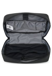 Borsa da toilette nera in materiale sintetico con chiusura con zip. L'interno presenta una fodera grigia, scomparti elastici e una tasca in rete per l'organizzazione.