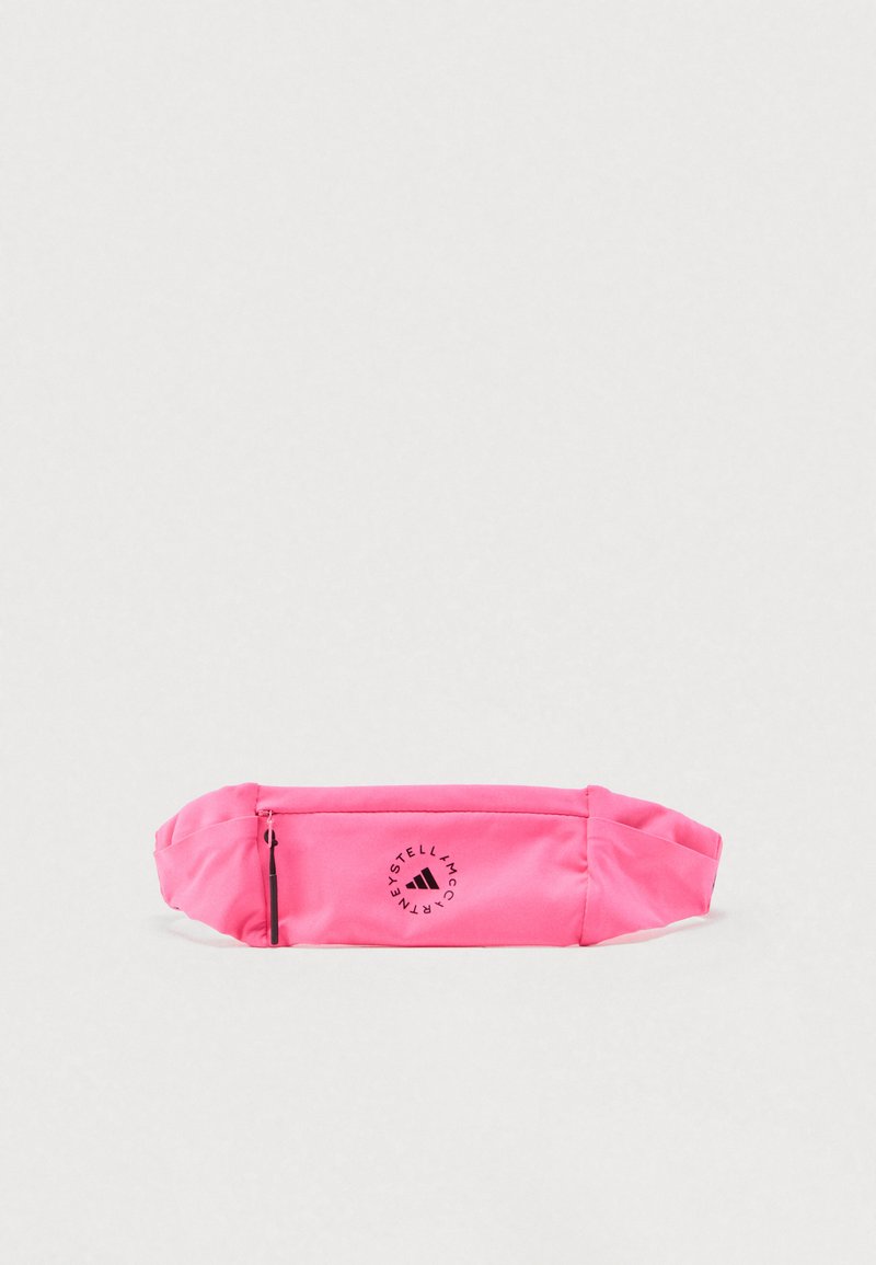 Φωτεινή ροζ ζώνη τσάντα με φερμουάρ μπροστινή τσέπη και μαύρο κυκλικό λογότυπο που γράφει "STELL MCARTNEY" γύρω από ένα τρίγωνο σύμβολο.