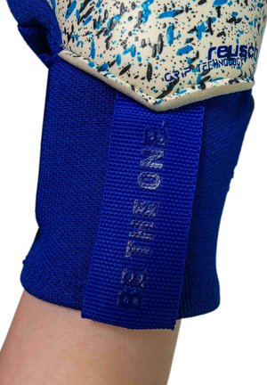 Blauwe polsband met getextureerde gripvoering, voorzien van zwart-blauwe spikkels en de tekst "reusch GRIP TECHNOLOGY" in een wit gebied.