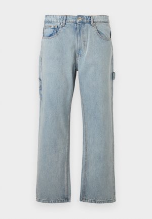 Pantaloni cargo in denim blu chiaro con vestibilità rilassata, dotati di tasche laterali, design a gamba dritta e dettagli di cucitura visibili.