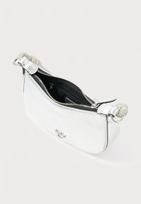 Bolsa texturizada branca com uma alça de corrente prateada e fecho de zíper, apresentando um interior preto e um emblema decorativo na frente.
