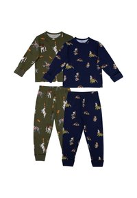 Dos conjuntos de pijamas para niños con mangas largas y pantalones. Un conjunto es de color verde oliva con patrones de perros; el otro es de color azul marino con diseños similares.