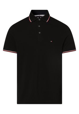 Polo nero in cotone con colletto, caratterizzato da tre bottoni. Strisce rosse e bianche accentuano il colletto e i bordi delle maniche. Piccolo logo sul petto.