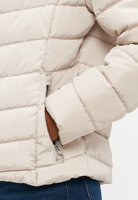 ONLY Petite ONLNEWELLAN HOOD - Žieminė striukė - pumice stone