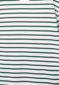 T-shirt cu dungi, prezentând dungi orizontale alternate de culoare verde închis și alb, confecționat dintr-un material moale din bumbac, cu un gât rotund.
