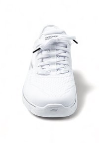 Weißer Sportschuh mit Mesh-Obermaterial, gepolstertem Kragen und Schnürsenkeln, mit einer strukturierten Sohle und einem Markenlogo auf der Zunge und der Seite.