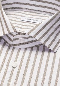 Weißes Hemd mit braunen vertikalen Streifen, weißen Knöpfen und einem sichtbaren "seidensticker" Markenetikett im Kragen.