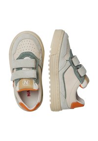 Baskets en cuir et en daim crème, vertes et orange, présentant des détails perforés, deux sangles Velcro et une semelle en caoutchouc texturée.