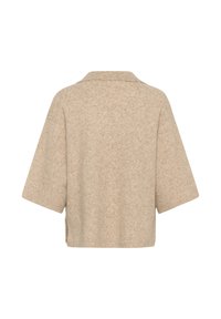 Pull en maille beige à manches courtes avec une coupe ample et un col large, vu de dos sur un fond blanc.