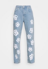 Jeans in denim azzurro chiaro con vita alta, caratterizzati da disegni floreali bianchi lungo le gambe. Stile classico a cinque tasche con taglio dritto.