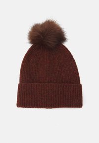 Gorro de lana en marrón oscuro con textura acanalada y un pompón de piel marrón de peluche en la parte superior. Diseño con puño para mayor calidez.